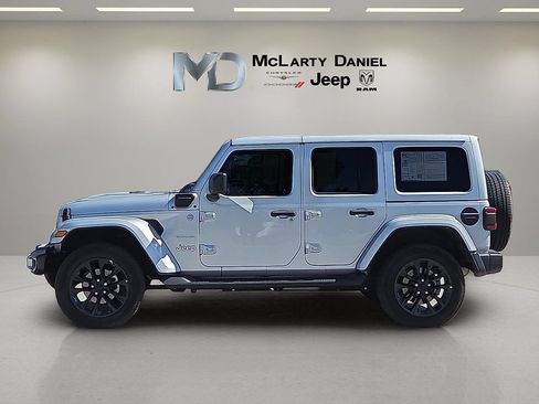 Used 2022 Jeep Wrangler Unlimited Sahara w/ Cold Weather Group AWD/4WD image 3