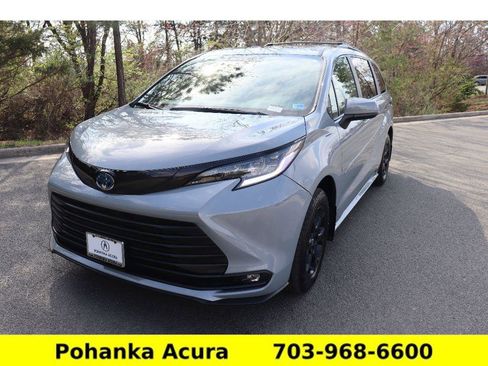 Used 2025 Toyota Sienna XLE Woodland Edition image 3