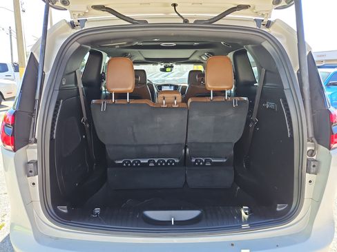 Used 2021 Chrysler Pacifica Limited w/ Uconnect Theater Family Group image 6