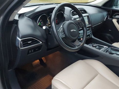 Used 2020 Jaguar F-PACE Premium image 8