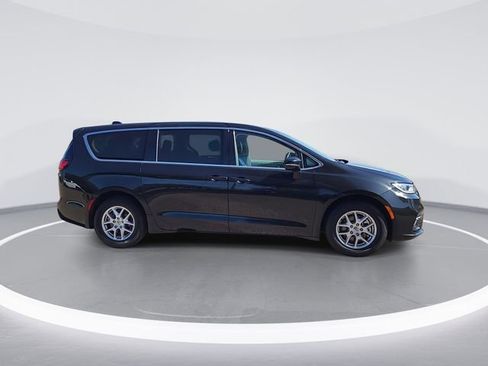 Used 2024 Chrysler Pacifica Touring-L image 9