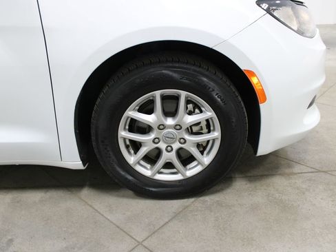 Used 2024 Chrysler Voyager LX image 38