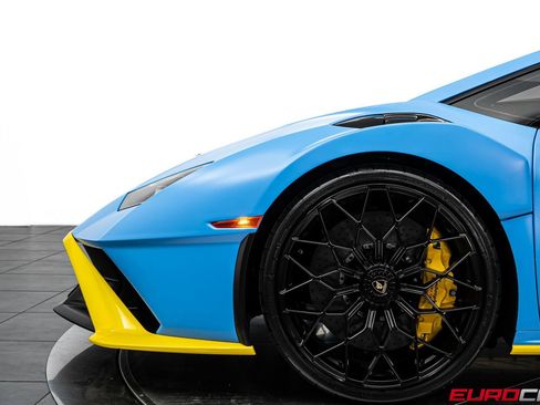 Used 2022 Lamborghini Huracan STO image 14