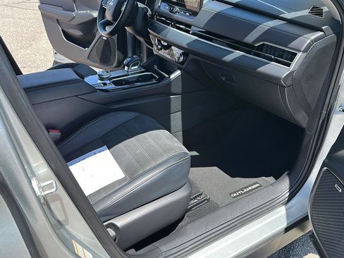 Used 2025 Mitsubishi Outlander SE AWD/4WD image 24