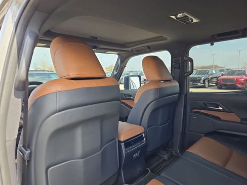 Used 2024 Lexus GX 550 w/ Accessory Package (31) image 17