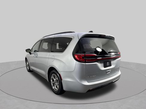 Used 2023 Chrysler Pacifica Limited FWD image 32