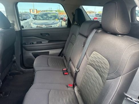 Used 2025 Nissan Pathfinder SV FWD image 28