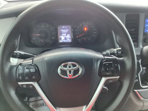 Used 2015 Toyota Sienna L image 10
