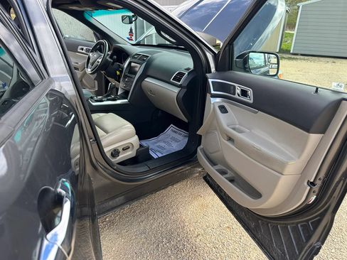 Used 2015 Ford Explorer XLT w/ Equipment Group 202A AWD/4WD image 11