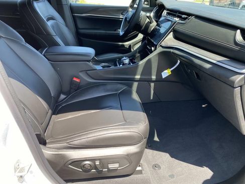 Certified 2025 Jeep Grand Cherokee Limited w/ Black Appearance Package AWD/4WD image 27