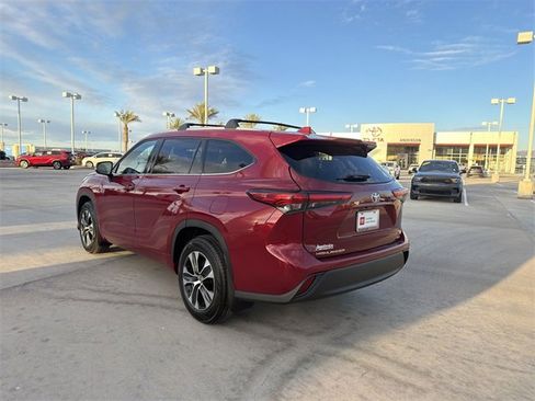 Certified 2022 Toyota Highlander XLE image 7
