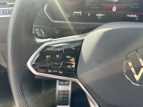 Used 2022 Volkswagen Tiguan SE R-Line image 35