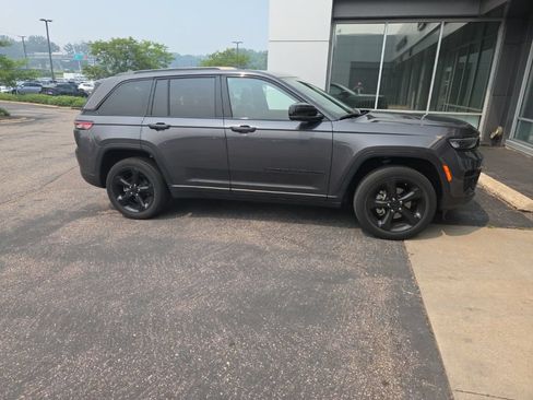 Used 2023 Jeep Grand Cherokee Altitude AWD/4WD image 28