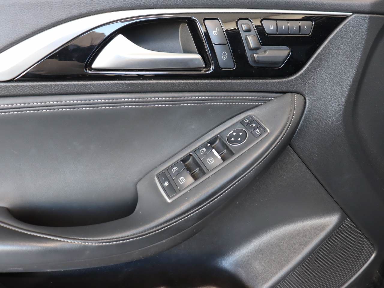 Used 2018 INFINITI QX30 FWD image 13