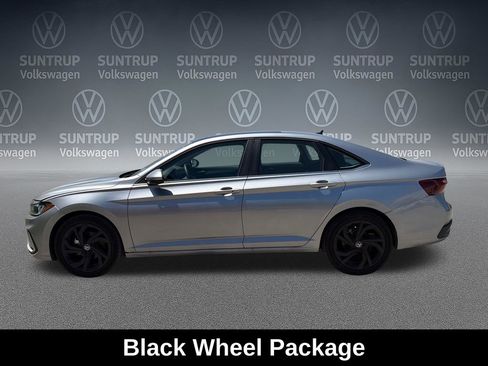 Used 2025 Volkswagen Jetta SE w/ Sunroof Package FWD image 10