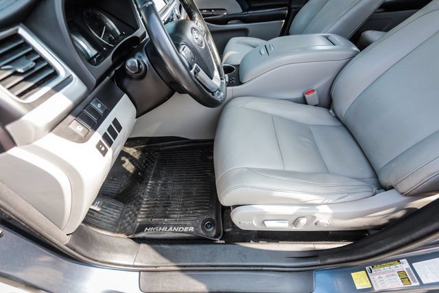 Used 2017 Toyota Highlander XLE AWD/4WD image 47
