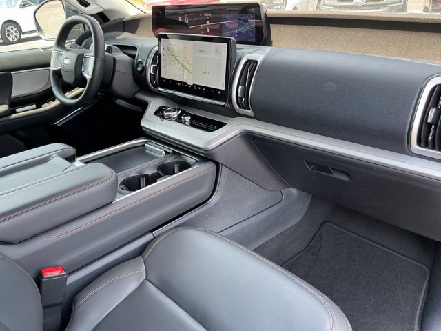 Used 2025 Ford Expedition Active AWD/4WD image 27