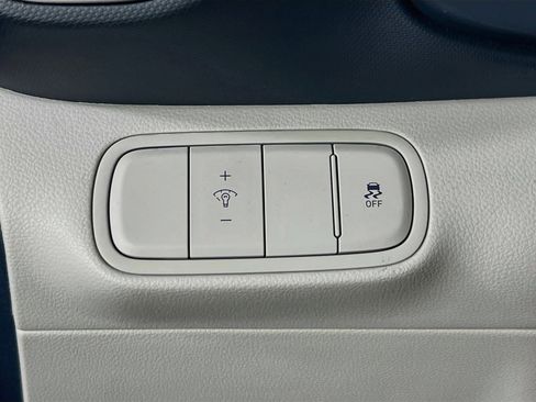 Used 2023 Hyundai Venue Limited image 10