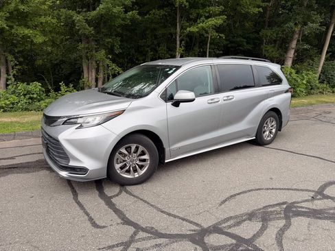 Used 2021 Toyota Sienna LE FWD image 1