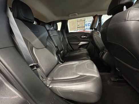 Used 2018 Jeep Cherokee Overland w/ Technology Group image 17