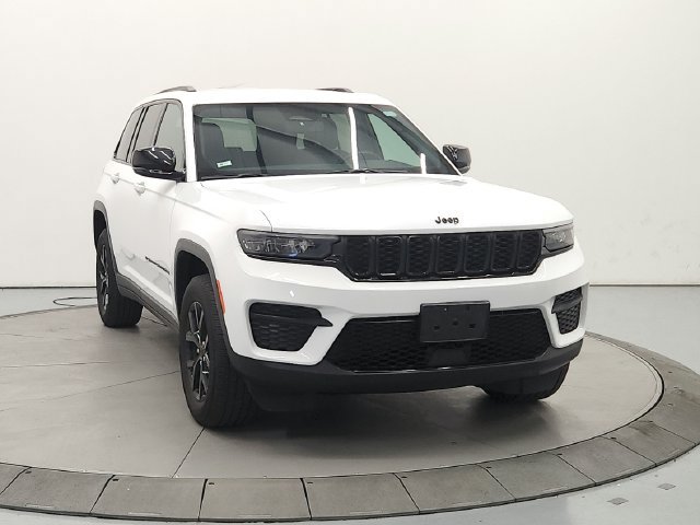 Used 2024 Jeep Grand Cherokee Altitude AWD/4WD image 3