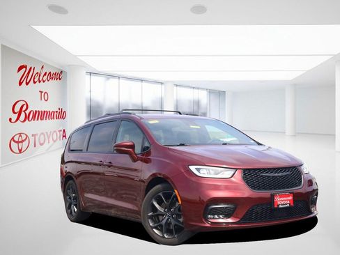 Used 2021 Chrysler Pacifica Touring-L w/ Premium & Safety Sphere Group FWD image 2