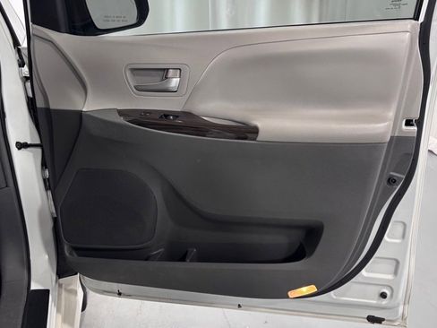 Used 2018 Toyota Sienna XLE Premium FWD image 20