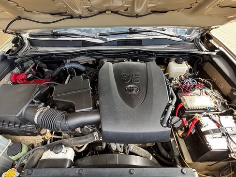 Used 2017 Toyota Tacoma TRD Off-Road w/ Premium & Technology Package image 39