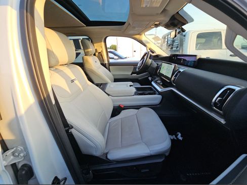 Used 2025 Ford Expedition Platinum w/ Driver's Package AWD/4WD image 12