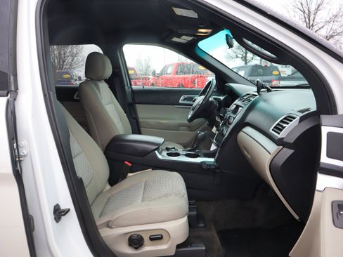 Used 2015 Ford Explorer XLT AWD/4WD image 25