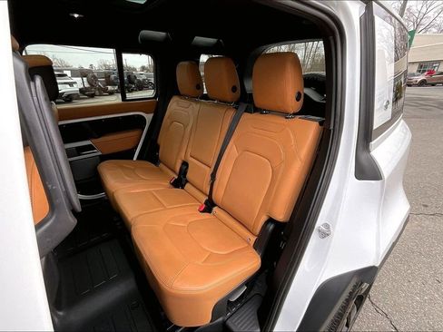 Used 2023 Land Rover Defender 110 SE image 22