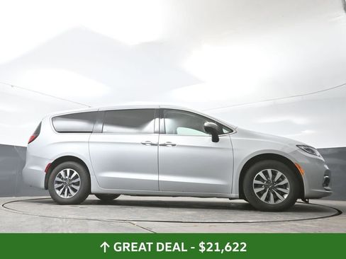 Used 2023 Chrysler Pacifica Touring-L FWD image 25
