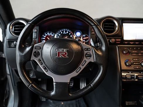 Used 2010 Nissan GT-R Premium image 30