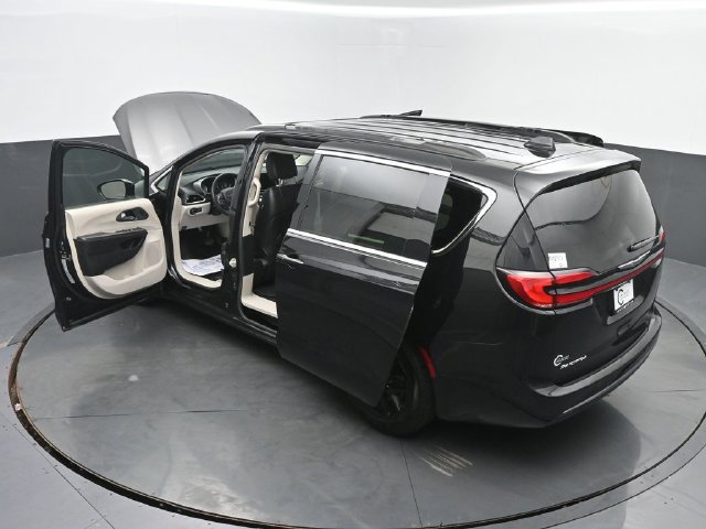 Used 2022 Chrysler Pacifica Touring-L FWD image 61