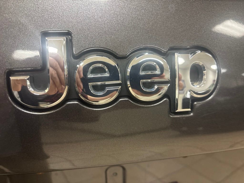 Used 2019 Jeep Cherokee Latitude Plus w/ Cold Weather Group AWD/4WD image 7
