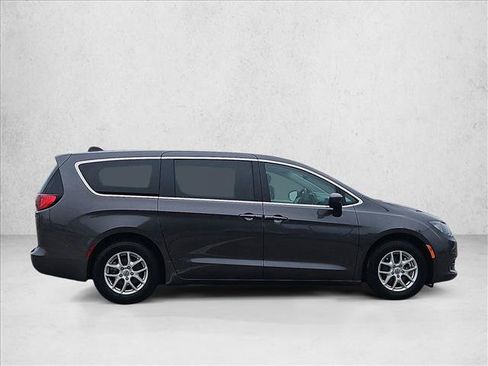 Used 2023 Chrysler Voyager LX FWD image 4
