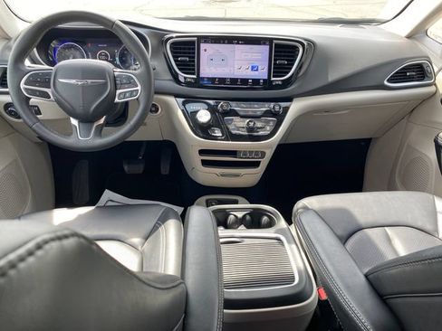 Used 2024 Chrysler Pacifica Touring-L FWD image 5