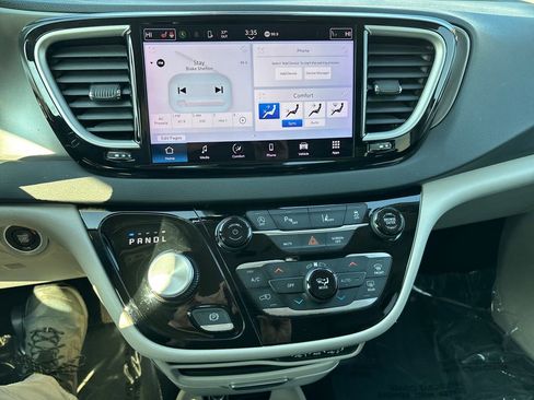 Used 2023 Chrysler Pacifica Touring-L image 20