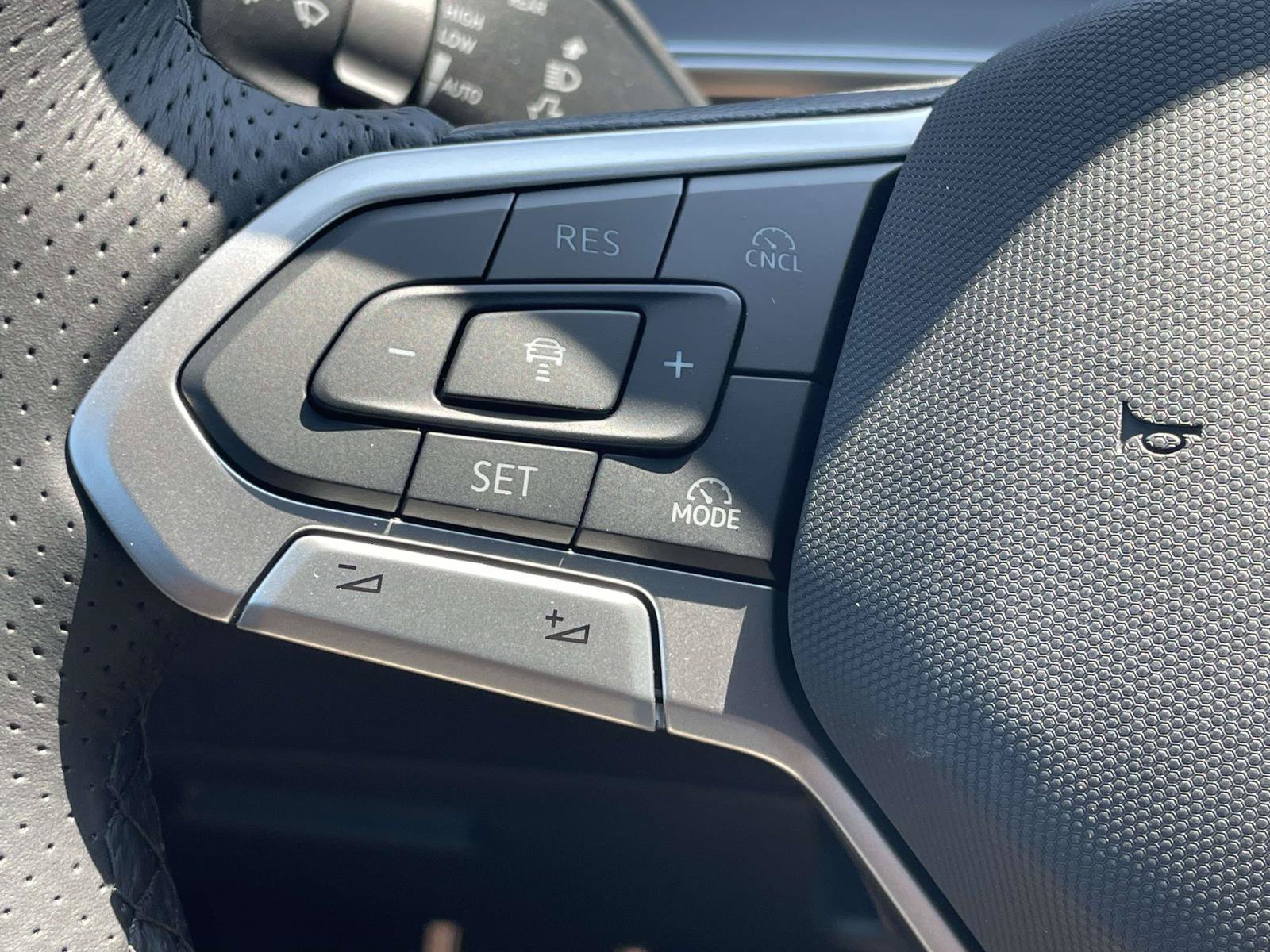 New 2026 Volkswagen Tiguan SE R-Line FWD image 21