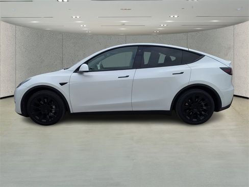Used 2021 Tesla Model Y Long Range image 6