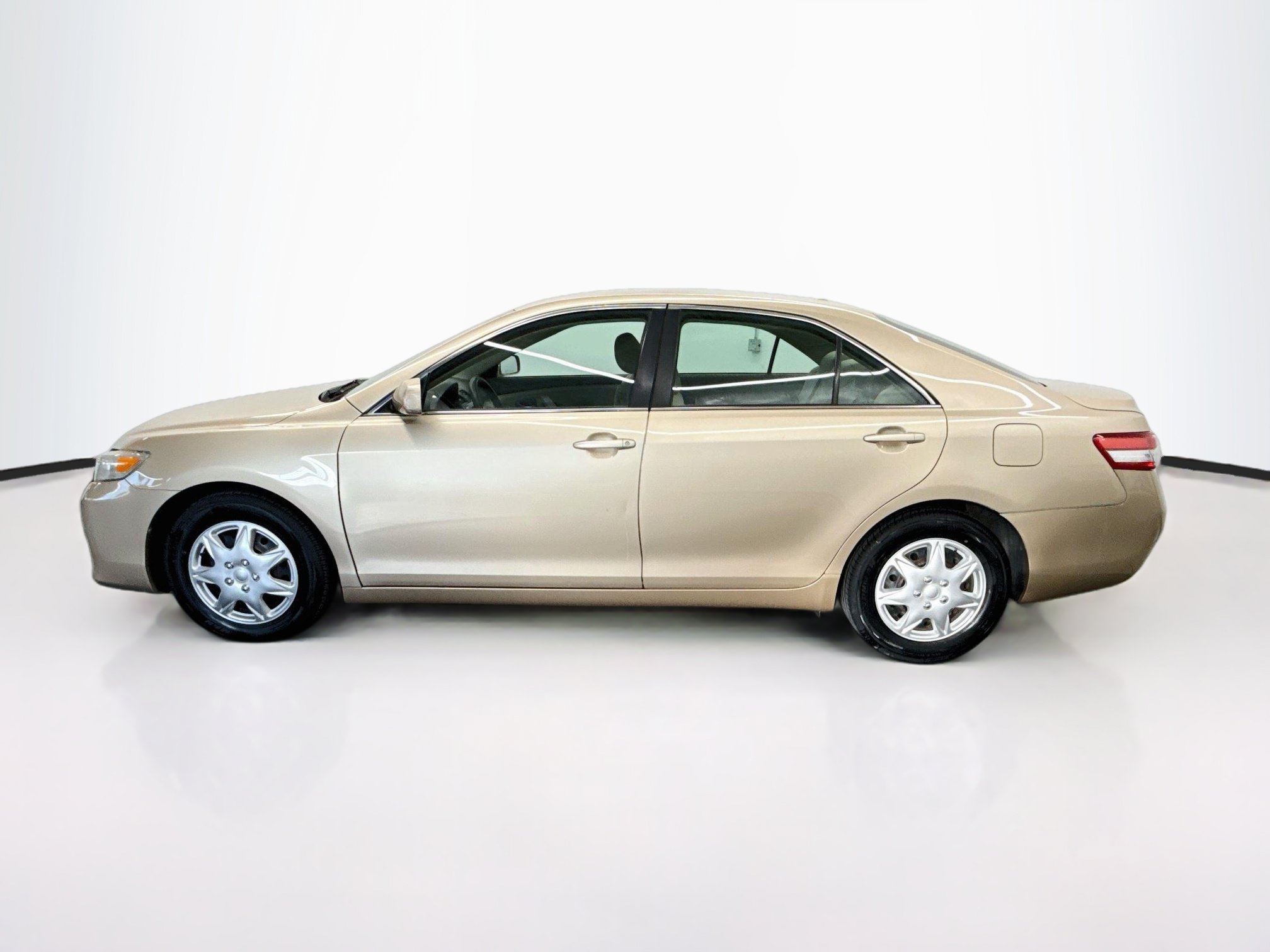 Used 2011 Toyota Camry LE FWD image 4