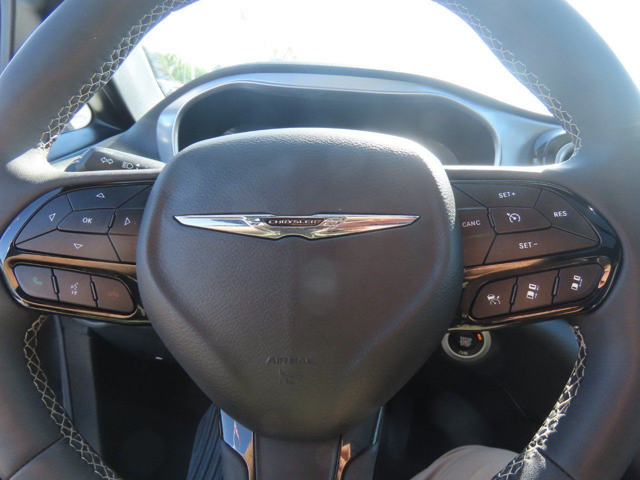 Used 2025 Chrysler Pacifica Limited FWD image 28