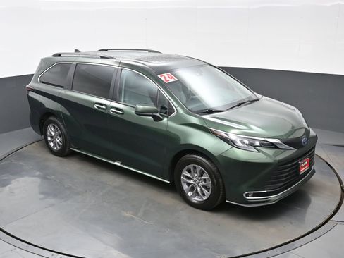 Used 2024 Toyota Sienna XLE image 36