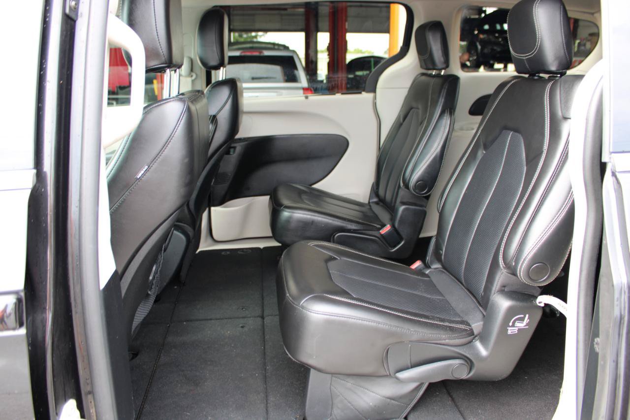 Used 2023 Chrysler Pacifica Touring-L FWD image 39