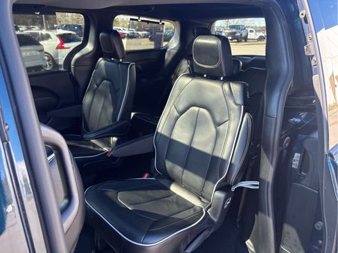 Used 2025 Chrysler Pacifica Limited FWD image 22