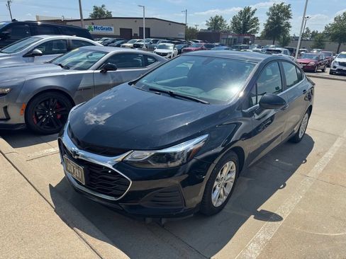 Used 2019 Chevrolet Cruze LT w/ Convenience Package FWD image 2