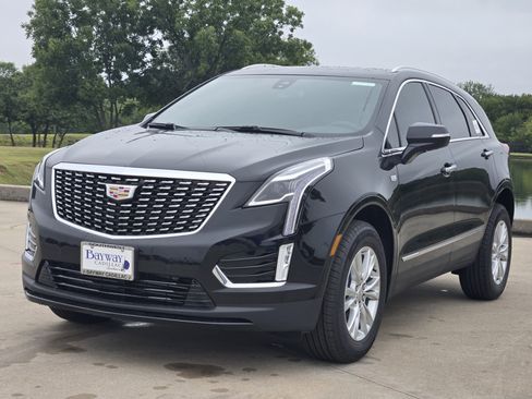 New 2025 Cadillac XT5 Luxury image 2