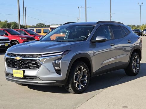 Used 2025 Chevrolet Trax LT image 3