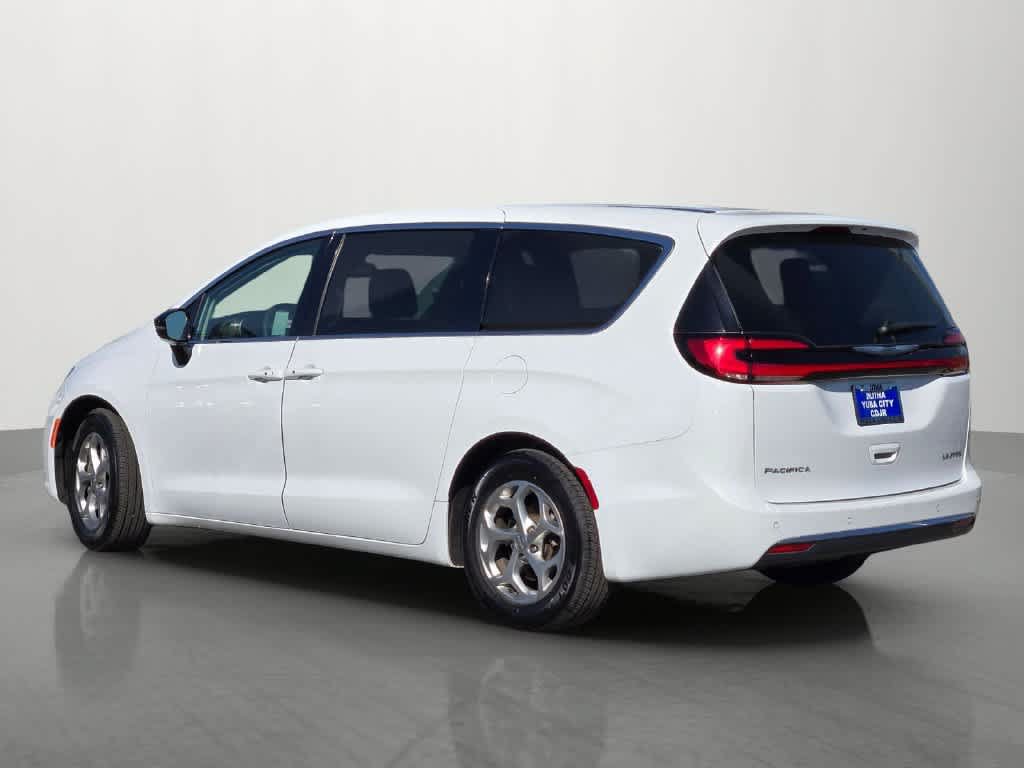 Used 2024 Chrysler Pacifica Limited FWD image 3