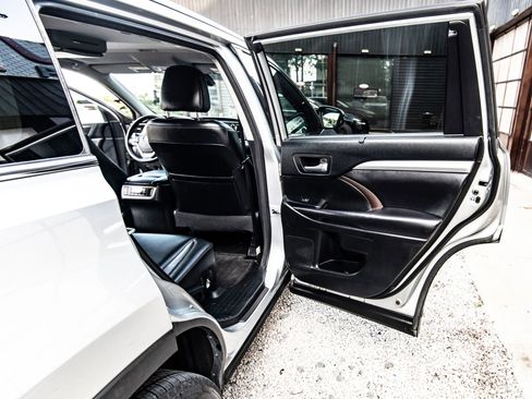 Used 2018 Toyota Highlander XLE FWD image 30